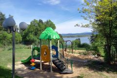 Uroczysko nad jeziorem Żywieckim - atrakcje dla dzieci - plac zabaw, domek