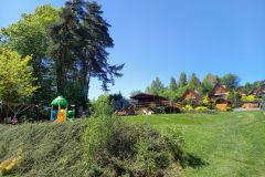 Uroczysko nad jeziorem Żywieckim - atrakcje dla dzieci - plac zabaw, domek, tereny zielone