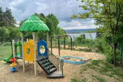Uroczysko nad jeziorem Żywieckim - atrakcje dla dzieci - plac zabaw, domek, piaskownica, huśtawka