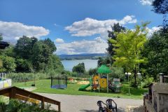 Uroczysko nad jeziorem Żywieckim - atrakcje dla dzieci - plac zabaw, domek, trampolina