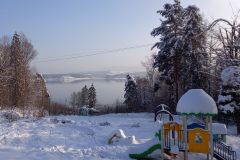 Uroczysko nad jeziorem Żywieckim - atrakcje dla dzieci - plac zabaw zimą